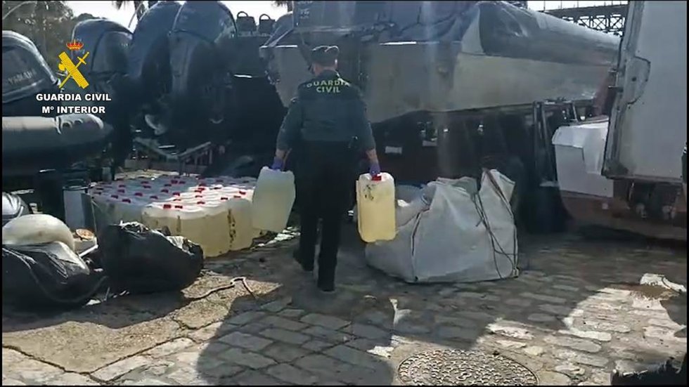 Imagen del combustible y las embarcaciones intervenidas.