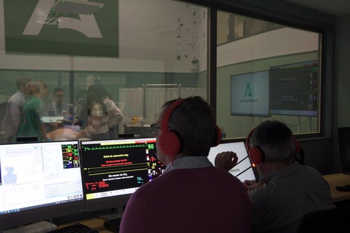 Esta formación se imparte en el Centro de Simulación Clínica Avanzada de Iavante en Granada y está orientada a la atención precoz y eficiente del paciente desde el primer síntoma hasta la rehabilitación cardíaca y el seguimiento en Atención Primaria.