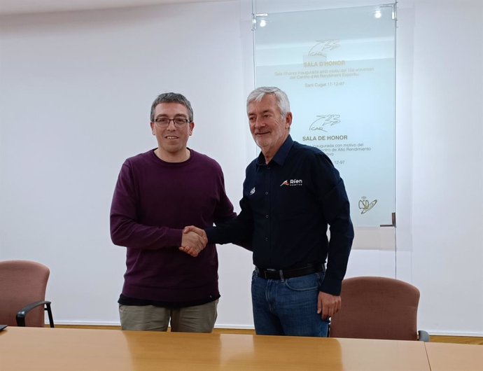 O novo técnico de polo aquático feminino da Espanha, Jordi Valls, com o presidente da RFEN, Fernando Carpena, durante sua apresentação no CAR Sant Cugat.