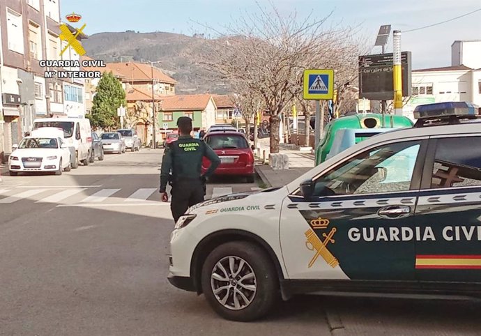 Patrulla de seguridad ciudadana de la Guardia Civil en Los Corrales de Buelna