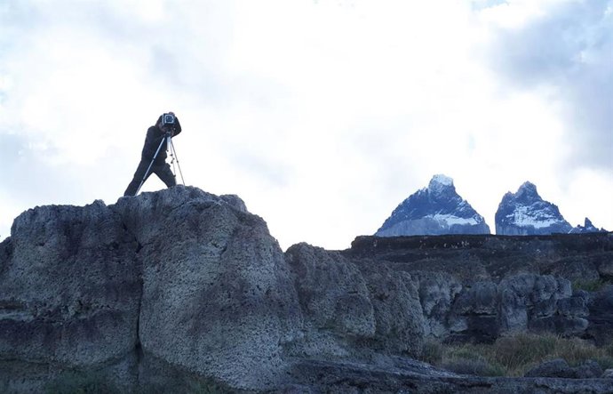 Una fotógrafa se encuentra en la cima de las "rocas vivas" de la estromatolita en la Patagonia.