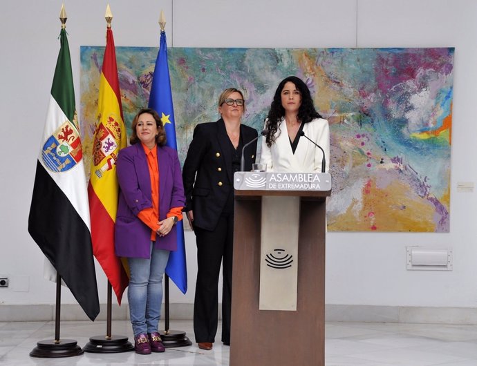Inauguración en la Asamblea de Extremadura de la exposición 'Abstract' de Adela Navarro