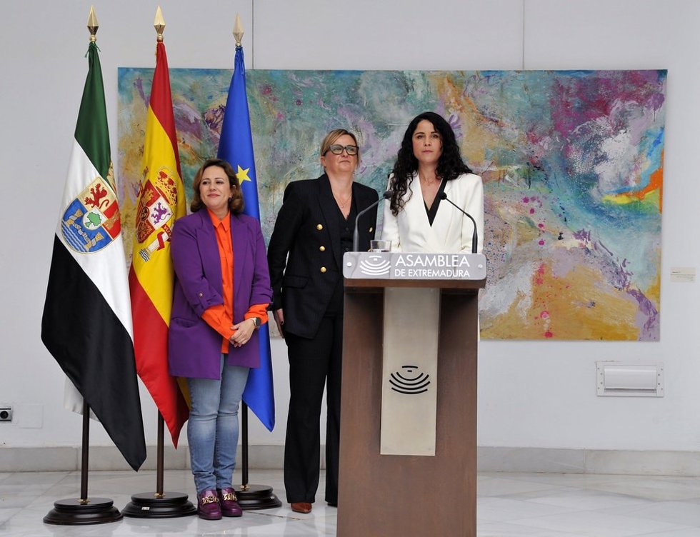 Inauguración en la Asamblea de Extremadura de la exposición 'Abstract' de Adela Navarro