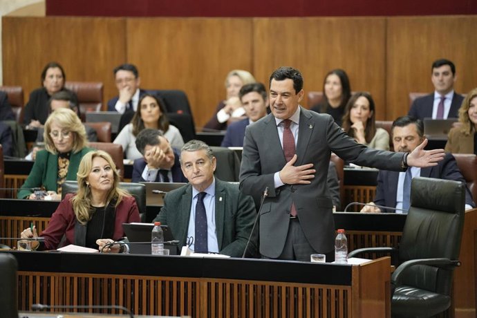 El presidente de la Junta de Andalucía, Juanma Moreno, interviene durante la sesión de control en el pleno del Parlamento andaluz. A 06 de marzo de 2025, en Sevilla (Andalucía, España). Segunda jornada de Pleno, con Sesión de Control al Gobierno y pregunt