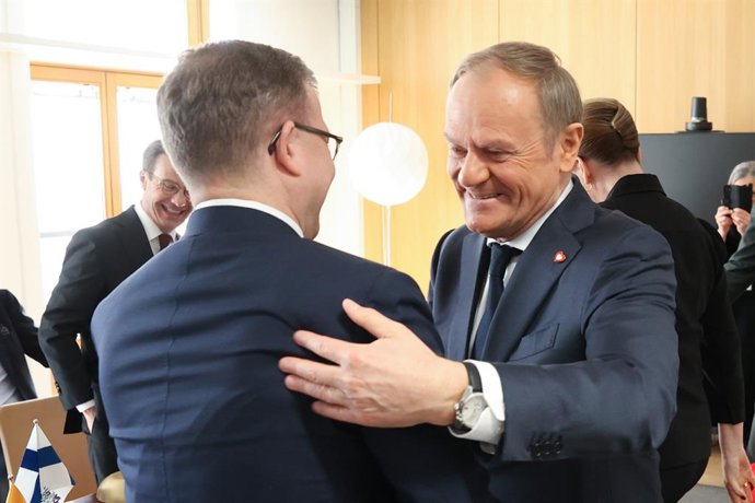O primeiro-ministro polonês Donald Tusk cumprimenta seu colega finlandês Petreri Orpo.