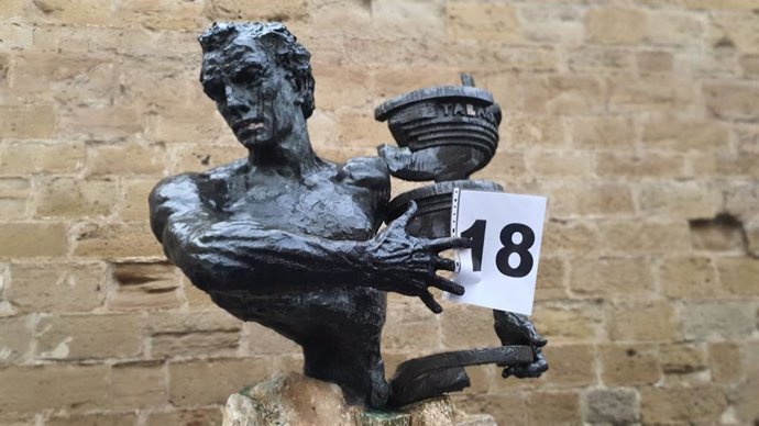 Vea refleja los días que lleva en huelga de hambre en la estatua 'Hombre Histórico', frente al Parlamento de La Rioja