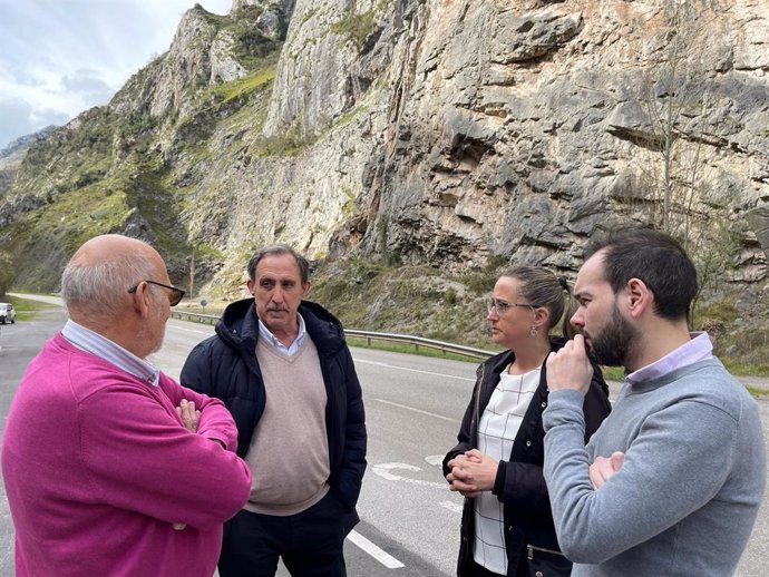 El senador del PP por Asturias José Manuel Rodríguez visita la N-630 junto a la diputada autonómica del PP Cristina Vega, el portavoz del PP en Morcín, Luis Felipe González, y el concejal del PP en Mieres Víctor Ferreira.