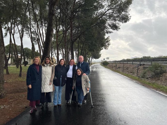 La delegada de la Junta en Málaga, Patricia Navarro, ha visitado la actuación con la delegada de Fomento, María Rosa Morales; el alcalde, Manuel Barón; la alcaldesa pedánea, Coqui Pérez; el vicepresidente de Diputación, Juan Rosas; y otros ediles.