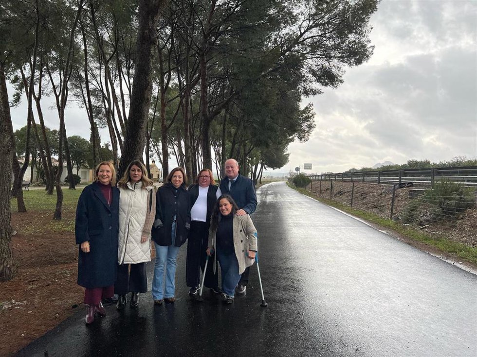 La delegada de la Junta en Málaga, Patricia Navarro, ha visitado la actuación con la delegada de Fomento, María Rosa Morales; el alcalde, Manuel Barón; la alcaldesa pedánea, Coqui Pérez; el vicepresidente de Diputación, Juan Rosas; y otros ediles.
