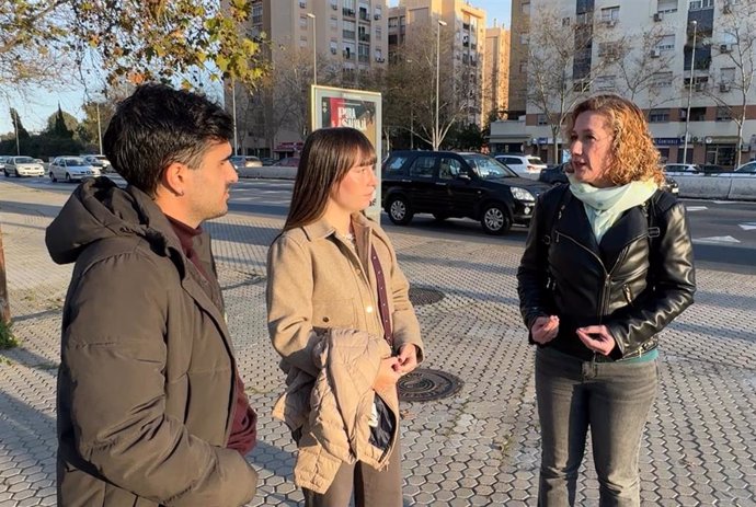 La portavoz adjunta de la coalición Con Podemos-IU, Susana Hornillo (d), conversa con representantes de la Iniciativa Ciudadana Ronda Urbana Norte.