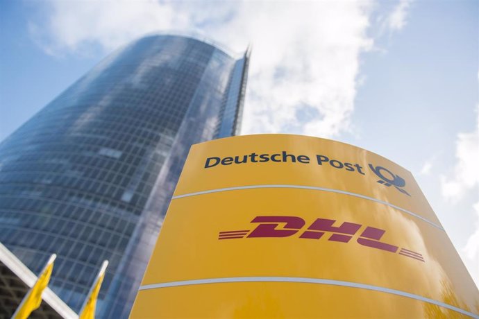 Archivo - ARCHIVADO - 13 de noviembre de 2017, Renania del Norte-Westfalia, Bonn: Un cartel con el logotipo de Deutsche Post y DHL en la sede del grupo Deutsche Post DHL.