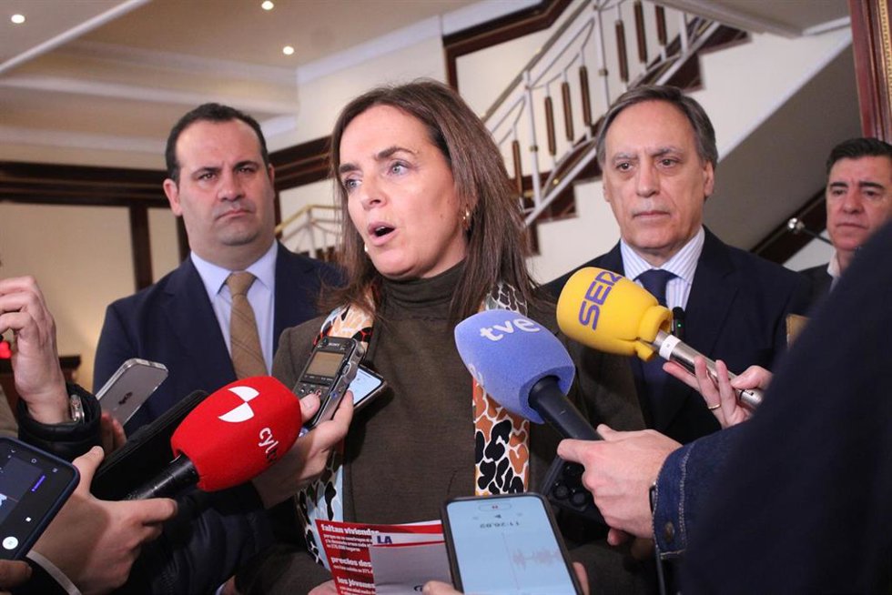 Fúnez atiende a los medios de comunicación en Salamanca antes de reunirse con empresarios. Junto a ella el alcalde Carlos García.