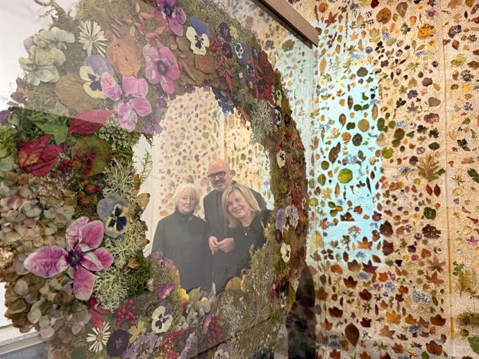 El concejal de Cultura, Juan Carlos Monroy, junto a Anne Fouetillou (dcha) y Peggy Johnston, durante la inauguración de la exposición.