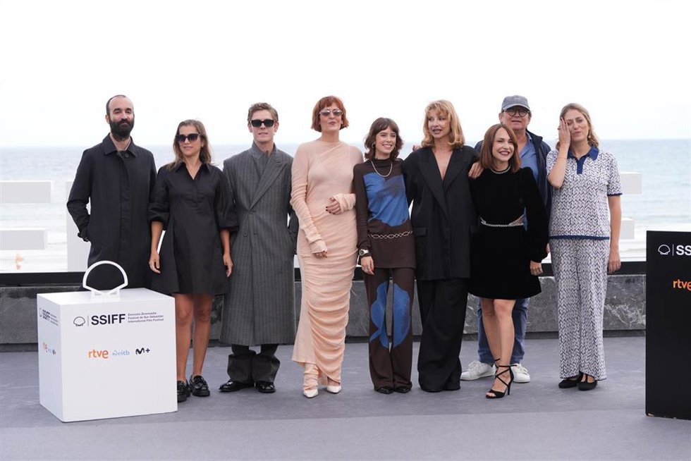 Archivo - (I-D) El guionista Eduard Solá, la productora María Zamora, los actores Patrick Criado, Aixa Villagrá y Alba Planas, la directora Paula Ortiz, la actriz Najwa Nimri y los productores Stefan Schmitz y María Contreras en el Festival de Cine de S