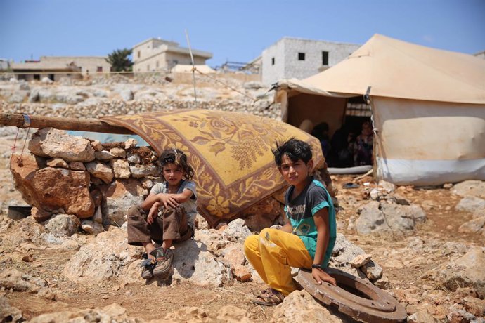 Archivo - Arquivo - Crianças sírias em um campo para pessoas deslocadas no norte de Aleppo, na Síria.