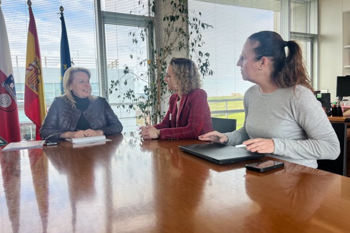 La consejera de Desarrollo Rural, Ganadería, Pesca y Alimentación, María Jesús Susinos, recibe al Colegio Oficial de Farmacéuticos de Cantabria