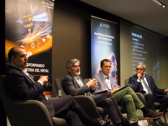 El director general de Advanced Factories, Albert Planas, el gerente de promoción económica del Ayuntamiento de Barcelona, Antoni Fernández, el director de Innovación de Acció, Jordi Aguasca, y el presidente de Advanced Factories, Carlos Méndez