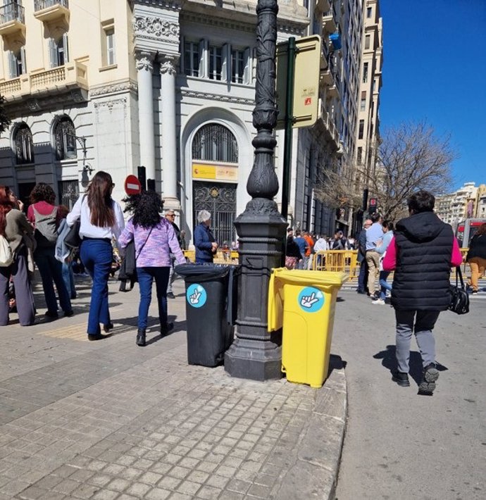 El Ayuntamiento de València prepara un dispositivo especial de limpieza para Fallas con la instalación de 700 parejas de papeleras en distintos puntos.
