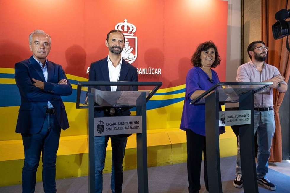 Archivo - Los candidatos del PSOE y de IU en Sanlúcar de Barrameda, Víctor Mora y Carmen Álvarez, respectivamente, tras firmar un acuerdo de gobierno que le daba la Alcaldía a IU tras las elecciones de mayo de 2023. 