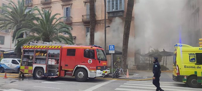 Bomberos sofocan un incendio que afecta a un resturante y al resto del edificio en el centro de Málaga.
