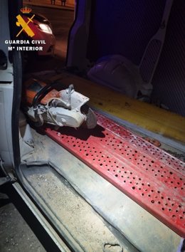 Herramientas halladas en el vehículo del presunto delincuente.