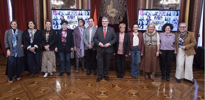 Juan Mari Aburto e integrantes de la corporación municipal de Bilbao se suman al 8M