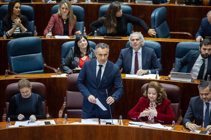 El consejero de Medio Ambiente, Agricultura e Interior, Carlos Novillo, interviene durante un pleno en la Asamblea de Madrid, a 6 de marzo de 2025, en Madrid (España). La quita de deuda autonómica propuesta por el Gobierno de España y la actualización de 