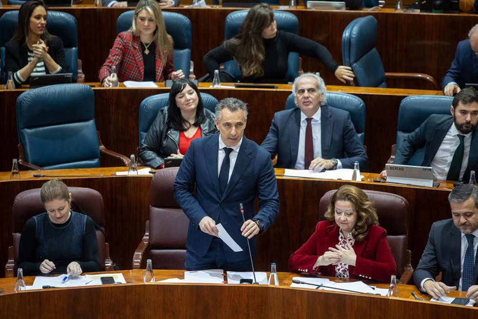 El consejero de Medio Ambiente, Agricultura e Interior, Carlos Novillo, interviene durante un pleno en la Asamblea de Madrid, a 6 de marzo de 2025, en Madrid (España). La quita de deuda autonómica propuesta por el Gobierno de España y la actualización d