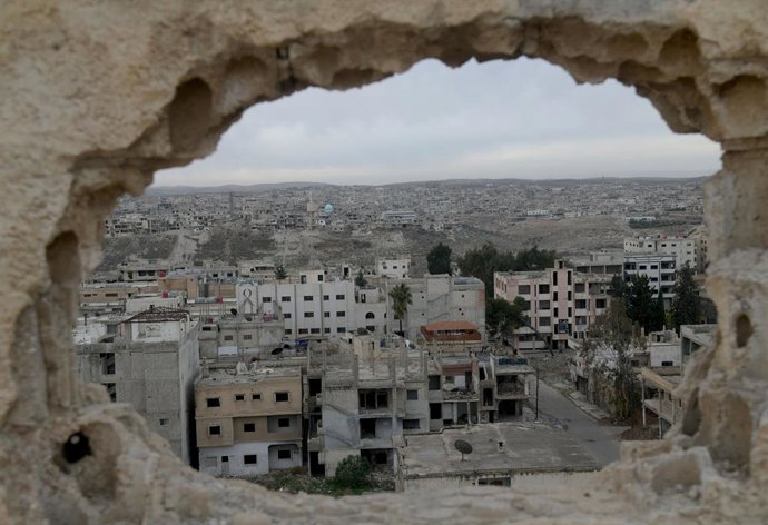 Archivo - BEIJING, 24 de janeiro de 2025 -- Esta foto, tirada em 22 de janeiro de 2025, mostra uma vista da cidade de Daraa, capital da província de Daraa, na Síria, devastada pela guerra.