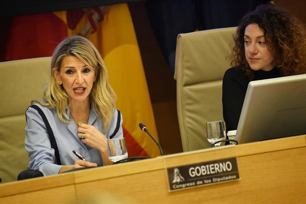 La vicepresidenta segunda del Gobierno y ministra de Trabajo y Economía Social, Yolanda Díaz (i), durante la Comisión de Trabajo, Economía Social, Inclusión, Seguridad Social y Migraciones, en el Congreso de los Diputados, a 6 de marzo de 2025, en Madri