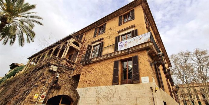Fachada de la Conselleria de Familias y Asuntos Sociales con la pancarta conmemorativa del 8M.