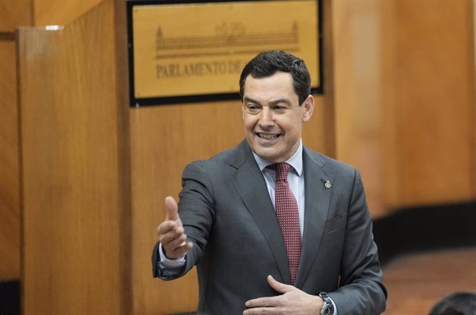 El presidente de la Junta de Andalucía, Juanma Moreno, este jueves durante la sesión de control en el Pleno del Parlamento andaluz. 