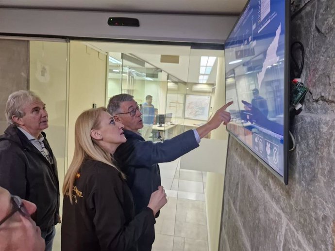 La delegada del Gobierno en la Región de Murcia, Mariola Guevara, y el presidente de la Confederación Hidrográfica del Segura (CHS), Mario Urrea, analizan los datos del SAIH