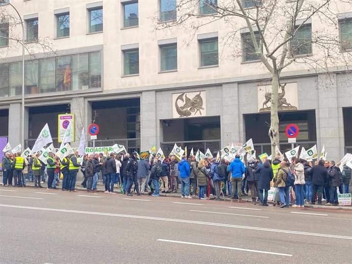Unión de Uniones reúne cientos de productores frente a Enesa para pedir mejoras