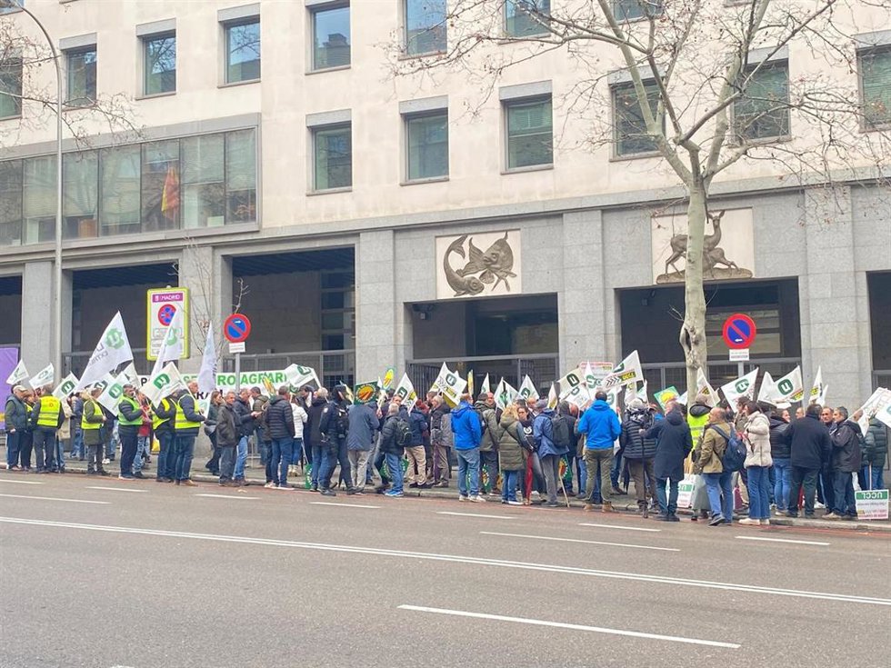 Unión de Uniones reúne cientos de productores frente a Enesa para pedir mejoras