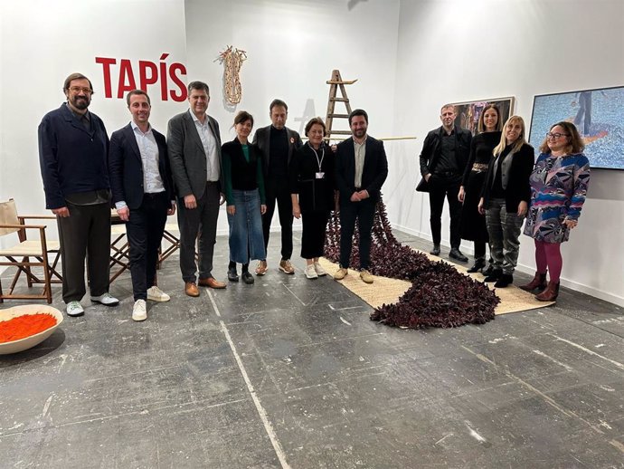 El conseller de Turismo, Cultura y Deportes, Jaume Bauzà, junto a parte de la delegación balear en el estand del IEB en la feria ARCO de Madrid.