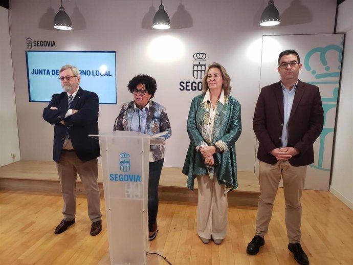 El concejal de Urbanismo, Alejandro González Salamanca (izda); la concejal de Hacienda, Rosalía Serrano; la concejal de Turismo e Innovación, May Escobar, y el concejal de Obras y Servicios, José Luis Horcajo.