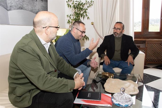 El presidente de la Diputación de Cáceres, Miguel Ángel Morales, con el presidente autonómico de Cruz Roja, Fernando Solís, y el nuevo presidente provincial, Mario Tello