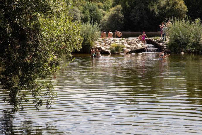 Archivo - Varias personas se bañan en las Presillas, a 18 de agosto de 2023, en Rascafría, Madrid (España).