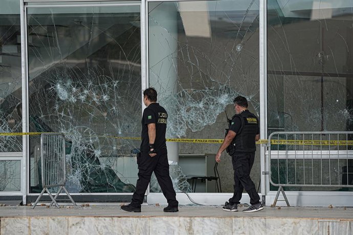 Archivo - Arquivo - Dois policiais supervisionam os danos causados pelos ataques de 8 de janeiro em Brasília.