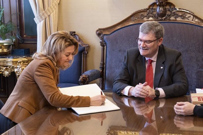 El alcalde de Bilbao, Juan María Aburto, y la nueva cónsul general de Rumanía, Bianca Miruna Gavrilita.