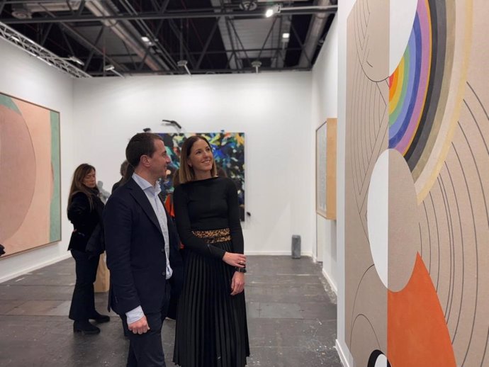 El presidente del Consell de Mallorca, Llorenç Galmés, y la consellera insular de Cultura, Antònia Roca, este jueves en la feria ARCO de Madrid.