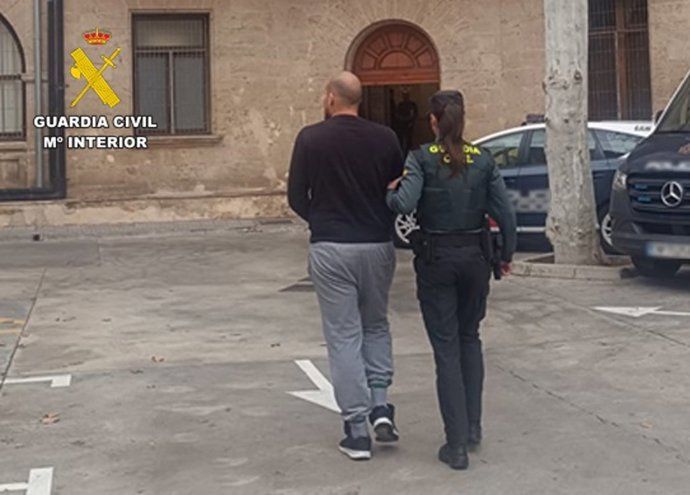 Una agente de la Guardia Civil con uno de los detenidos por los robos en Algaida.