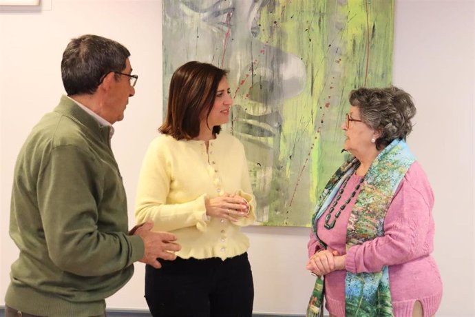 El alcalde de Estepar, Jaime Martínez, y la militante socialista, Corona Ortiz, flanquean a la reelegida secretaria general del PSOE, Esther Peña.