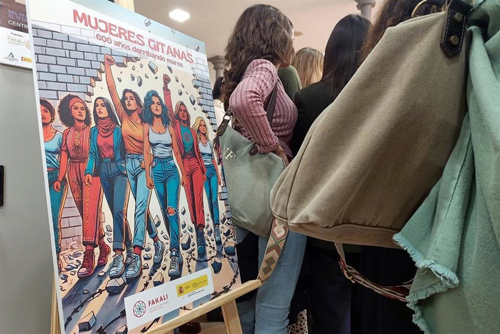 En el marco conmemorativo del 8 de marzo, Día Internacional de la Mujer, ha tenido lugar la presentación de la campaña 'Mujeres Gitanas. 600 años derribando muros', impulsada por la Federación de Asociaciones de Mujeres Gitanas, Fakali.