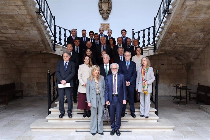 En la primera fila, la presidenta del Tribunal Supremo y del Consejo General del Poder Judicial, Isabel Perelló, y el presidente del Tribunal Superior de Justicia de las Islas Baleares, Carlos Gómez.