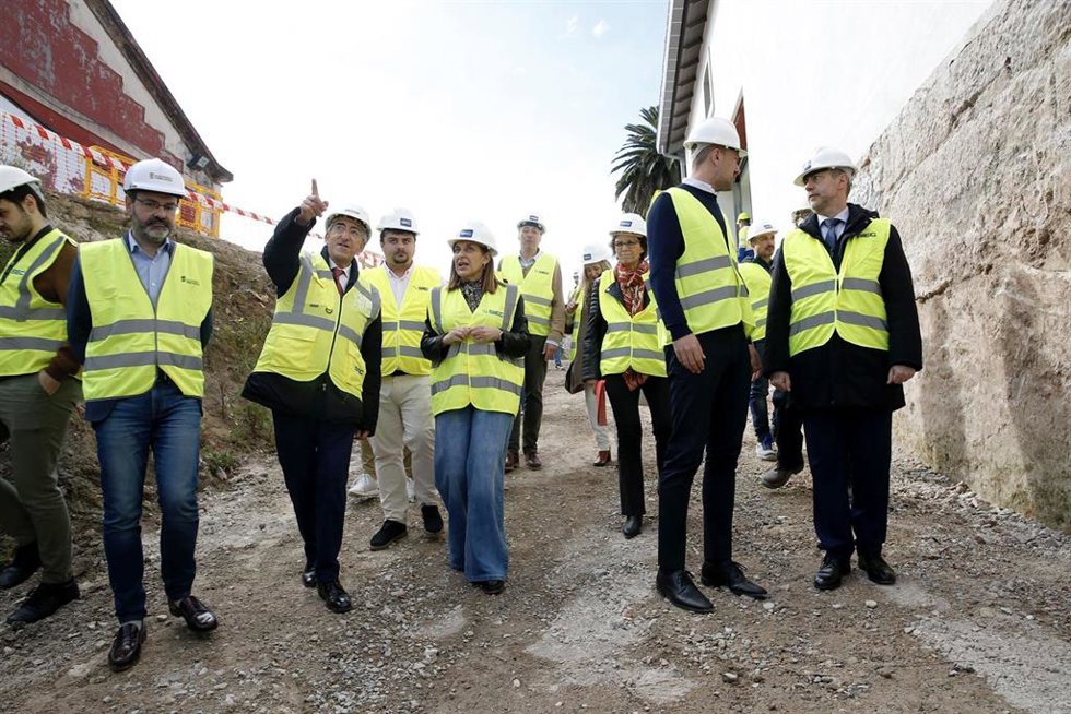 La presidenta de Cantabria, María José Sáenz de Buruaga, y el alcalde de Torrelavega, Javier López Estrada, entre otros, en las obras de La Lechera