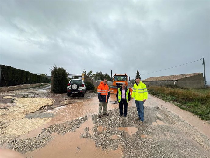 El consejero de Fomento e Infraestructuras, Jorge García Montoro, revisando el estado de las carreteras regionales, durante el episodio de alerta por fuertes lluvias