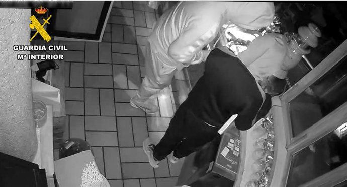 Los dos detenidos mientras cometían uno de los robos en establecimientos de Banyalbufar.