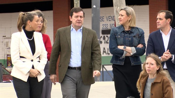 El presidente de la Junta, Alfonso Fernández Mañueco, junto a la presidenta de CEOE Valladolid y vicepresidenta de CEOE Castilla y León, Ángela de Miguel